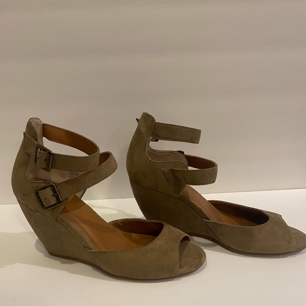 Born in California women’s wedge heel size 9.5